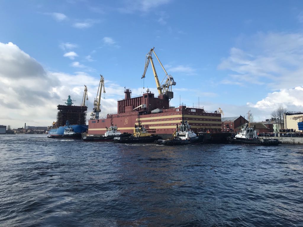 Le reacteur nucleaire flottant, unique au monde, prend la mer en Russie