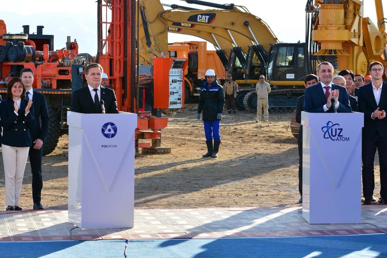 Präsidenten Usbekistans und Russlands Schawkat Mirsijojew und Wladimir Putin haben das erste AKW- Bauprojekt in Usbekistan gestartet